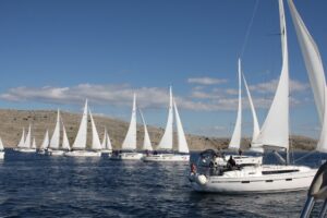 Mehrere Segelyachten bei einer Regatta auf offener See